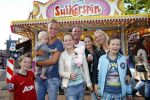 Hoorn 15 augustus 2013
Sonja Bakker met Jan Reus en alle kinderen op de kermis in Hoorn. Ook baby Bram is erbij.
Peter Smulders bv