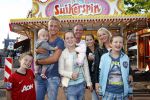 Hoorn 15 augustus 2013
Sonja Bakker met Jan Reus en alle kinderen op de kermis in Hoorn. Ook baby Bram is erbij.
Peter Smulders bv