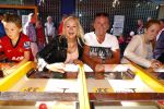 Hoorn 15 augustus 2013
Sonja Bakker met Jan Reus en alle kinderen op de kermis in Hoorn. Ook baby Bram is erbij.
Peter Smulders bv