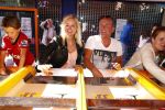 Hoorn 15 augustus 2013
Sonja Bakker met Jan Reus en alle kinderen op de kermis in Hoorn. Ook baby Bram is erbij.
Peter Smulders bv
