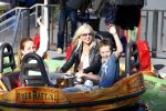 Hoorn 15 augustus 2013
Sonja Bakker met Jan Reus en alle kinderen op de kermis in Hoorn. Ook baby Bram is erbij.
Peter Smulders bv