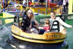 Hoorn 15 augustus 2013
Sonja Bakker met Jan Reus en alle kinderen op de kermis in Hoorn. Ook baby Bram is erbij.
Peter Smulders bv
