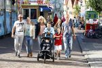 Hoorn 15 augustus 2013
Sonja Bakker met Jan Reus en alle kinderen op de kermis in Hoorn. Ook baby Bram is erbij.
Peter Smulders bv