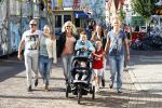 Hoorn 15 augustus 2013
Sonja Bakker met Jan Reus en alle kinderen op de kermis in Hoorn. Ook baby Bram is erbij.
Peter Smulders bv