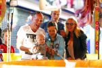 Hoorn 15 augustus 2013
Sonja Bakker met Jan Reus en alle kinderen op de kermis in Hoorn. Ook baby Bram is erbij.
Peter Smulders bv