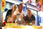 Hoorn 15 augustus 2013
Sonja Bakker met Jan Reus en alle kinderen op de kermis in Hoorn. Ook baby Bram is erbij.
Peter Smulders bv