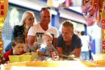 Hoorn 15 augustus 2013
Sonja Bakker met Jan Reus en alle kinderen op de kermis in Hoorn. Ook baby Bram is erbij.
Peter Smulders bv