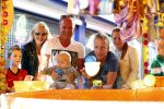Hoorn 15 augustus 2013
Sonja Bakker met Jan Reus en alle kinderen op de kermis in Hoorn. Ook baby Bram is erbij.
Peter Smulders bv
