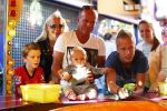 Hoorn 15 augustus 2013
Sonja Bakker met Jan Reus en alle kinderen op de kermis in Hoorn. Ook baby Bram is erbij.
Peter Smulders bv
