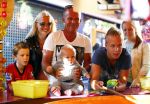 Hoorn 15 augustus 2013
Sonja Bakker met Jan Reus en alle kinderen op de kermis in Hoorn. Ook baby Bram is erbij.
Peter Smulders bv