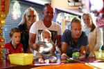 Hoorn 15 augustus 2013
Sonja Bakker met Jan Reus en alle kinderen op de kermis in Hoorn. Ook baby Bram is erbij.
Peter Smulders bv