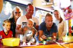 Hoorn 15 augustus 2013
Sonja Bakker met Jan Reus en alle kinderen op de kermis in Hoorn. Ook baby Bram is erbij.
Peter Smulders bv