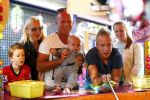 Hoorn 15 augustus 2013
Sonja Bakker met Jan Reus en alle kinderen op de kermis in Hoorn. Ook baby Bram is erbij.
Peter Smulders bv