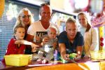 Hoorn 15 augustus 2013
Sonja Bakker met Jan Reus en alle kinderen op de kermis in Hoorn. Ook baby Bram is erbij.
Peter Smulders bv