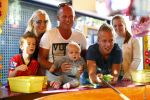 Hoorn 15 augustus 2013
Sonja Bakker met Jan Reus en alle kinderen op de kermis in Hoorn. Ook baby Bram is erbij.
Peter Smulders bv