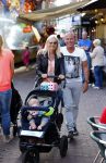 Hoorn 15 augustus 2013
Sonja Bakker met Jan Reus en alle kinderen op de kermis in Hoorn. Ook baby Bram is erbij.
Peter Smulders bv