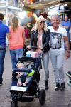 Hoorn 15 augustus 2013
Sonja Bakker met Jan Reus en alle kinderen op de kermis in Hoorn. Ook baby Bram is erbij.
Peter Smulders bv