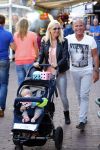 Hoorn 15 augustus 2013
Sonja Bakker met Jan Reus en alle kinderen op de kermis in Hoorn. Ook baby Bram is erbij.
Peter Smulders bv