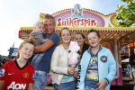 Hoorn 15 augustus 2013
Sonja Bakker met Jan Reus en alle kinderen op de kermis in Hoorn. Ook baby Bram is erbij.
Peter Smulders bv