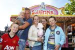 Hoorn 15 augustus 2013
Sonja Bakker met Jan Reus en alle kinderen op de kermis in Hoorn. Ook baby Bram is erbij.
Peter Smulders bv