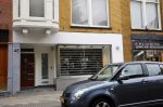 Amsterdam 30 augustsu 2013
Suze v Rozelaard de vriendin van Ronald de Boer heeft allebei haar kledingwinkels op de cornelis schuytstraat verkocht en gesloten om meer tijd met haar baby dochter en Ronald door te kunnen brengen
