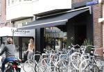 Amsterdam 30 augustsu 2013
Suze v Rozelaard de vriendin van Ronald de Boer heeft allebei haar kledingwinkels op de cornelis schuytstraat verkocht en gesloten om meer tijd met haar baby dochter en Ronald door te kunnen brengen