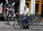 Amsterdam 14 augustus 2013
Theodor Holman op de fiets
Peter Smulders bv