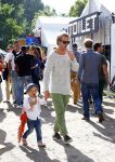 Amsterdam 18 augustus 2013
Thijs Romer met dochter Sammie en Wendy v Dijk met dochter Lizzy en partner Erland Galjaard op de parade.
Peter Smulders bv