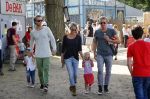 Amsterdam 18 augustus 2013
Thijs Romer met dochter Sammie en Wendy v Dijk met dochter Lizzy en partner Erland Galjaard op de parade.
Peter Smulders bv