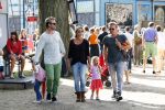 Amsterdam 18 augustus 2013
Thijs Romer met dochter Sammie en Wendy v Dijk met dochter Lizzy en partner Erland Galjaard op de parade.
Peter Smulders bv