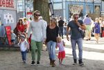Amsterdam 18 augustus 2013
Thijs Romer met dochter Sammie en Wendy v Dijk met dochter Lizzy en partner Erland Galjaard op de parade.
Peter Smulders bv