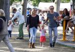 Amsterdam 18 augustus 2013
Thijs Romer met dochter Sammie en Wendy v Dijk met dochter Lizzy en partner Erland Galjaard op de parade.
Peter Smulders bv