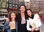 Amsterdam 31 maart 1999
Yvonne de Vries ( Gullit ) met haar twee dochters


PETER SMULDERS BV