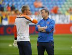 Amsterdam, 17 Mei 2014 Vriendschappelijke interland Nederland-Ecuador, eindstand 1-1
Frans Hoek in gesprek met Jasper Cillesen
Foto Peter Smulders BV