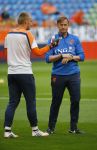 Amsterdam, 17 Mei 2014 Vriendschappelijke interland Nederland-Ecuador, eindstand 1-1
Frans Hoek in gesprek met Jasper Cillesen
Foto Peter Smulders BV