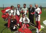 Texel, 13 Juni 1997
Guus Hiddink opent de golfbaan op Texel door spectaculair via een parachute te springen.
Foto Peter Smulders BV