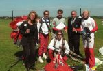Texel, 13 Juni 1997
Guus Hiddink opent de golfbaan op Texel door spectaculair via een parachute te springen.
Foto Peter Smulders BV