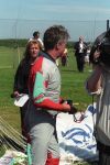 Texel, 13 Juni 1997
Guus Hiddink opent de golfbaan op Texel door spectaculair via een parachute te springen.
Foto Peter Smulders BV