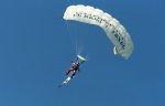 Texel, 13 Juni 1997
Guus Hiddink opent de golfbaan op Texel door spectaculair via een parachute te springen.
Foto Peter Smulders BV
