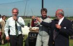 Texel, 13 Juni 1997
Guus Hiddink opent de golfbaan op Texel door spectaculair via een parachute te springen.
Foto Peter Smulders BV