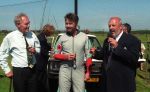 Texel, 13 Juni 1997
Guus Hiddink opent de golfbaan op Texel door spectaculair via een parachute te springen.
Foto Peter Smulders BV