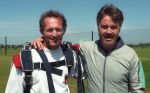 Texel, 13 Juni 1997
Guus Hiddink opent de golfbaan op Texel door spectaculair via een parachute te springen.
Foto Peter Smulders BV