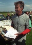 Texel, 13 Juni 1997
Guus Hiddink opent de golfbaan op Texel door spectaculair via een parachute te springen.
Foto Peter Smulders BV