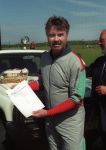 Texel, 13 Juni 1997
Guus Hiddink opent de golfbaan op Texel door spectaculair via een parachute te springen.
Foto Peter Smulders BV