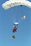 Texel, 13 Juni 1997
Opening Golfbaan Texel
Guus Hiddink springt met parachute voor de opening.
Foto Peter Smulders