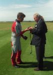 Texel, 13 Juni 1997
Opening Golfbaan Texel
Guus Hiddink springt met parachute voor de opening.
Foto Peter Smulders