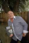 Vinkeveen 9 september 2014
Presentatie Andre Hazes boek geschreven door Jos v Zoelen. Eerste boek wordt uitgerekt door Andy v d Meyde in de plashoeve.
