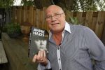 Vinkeveen 9 september 2014
Presentatie Andre Hazes boek geschreven door Jos v Zoelen. Eerste boek wordt uitgerekt door Andy v d Meyde in de plashoeve.