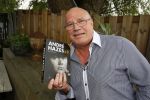 Vinkeveen 9 september 2014
Presentatie Andre Hazes boek geschreven door Jos v Zoelen. Eerste boek wordt uitgerekt door Andy v d Meyde in de plashoeve.