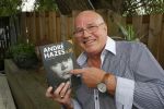 Vinkeveen 9 september 2014
Presentatie Andre Hazes boek geschreven door Jos v Zoelen. Eerste boek wordt uitgerekt door Andy v d Meyde in de plashoeve.